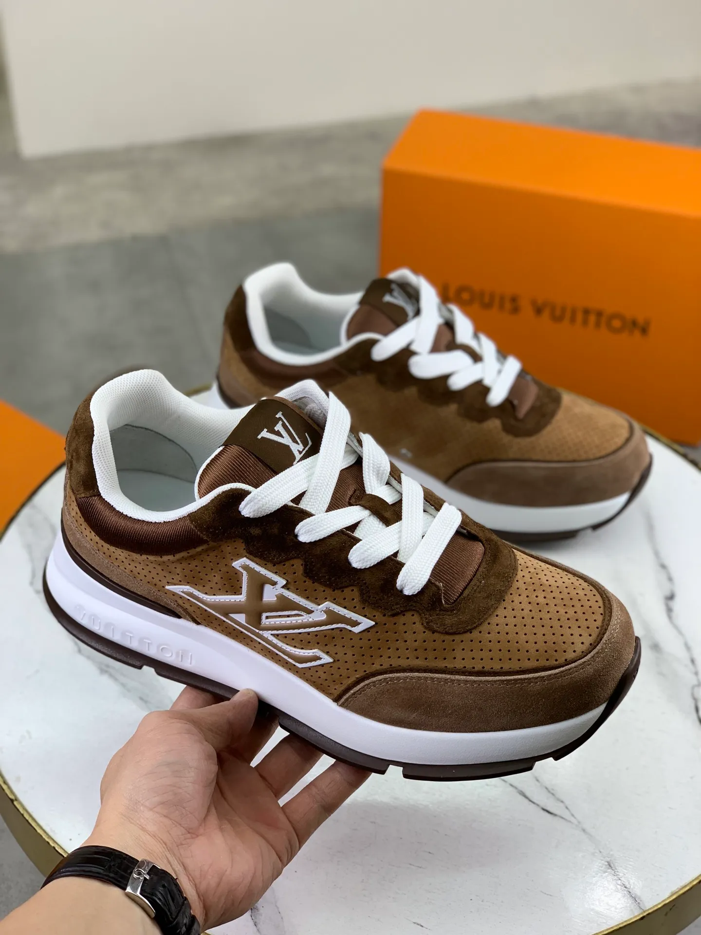 Factory price P700 💶 Top version [LOUIS VUITTON] Couple 🧑‍🤝‍🧑 Craftsman style Counter series (original order) New style 🍀LV Louis Vuitton - top version LV classic high-top trendy shoes! Made of imported original craft calfskin, original breathable lining, and original wear-resistant, lightweight, high-end TPU outsole! High quality products! 2️⃣ colors available, size: male 38-44 (45 46 customized)